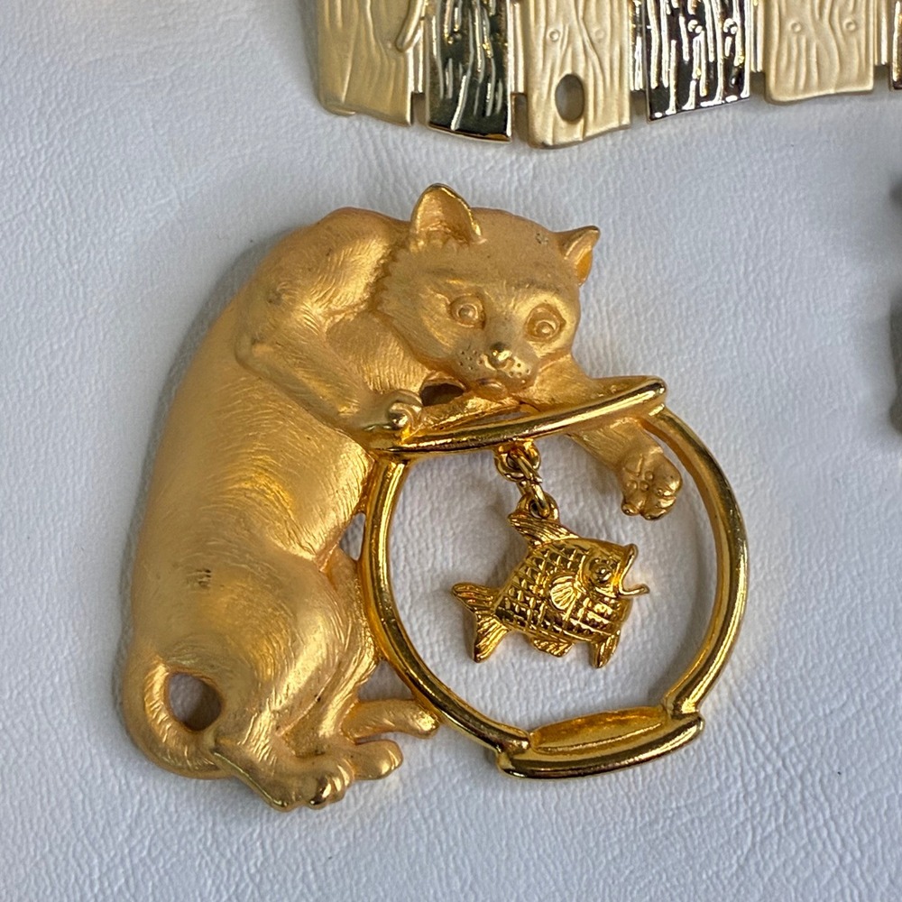 Vintage Cat Brooch Earring Lot Gold Tone Avon RAZZA AJC Feline Jewelry Whimsical - Picture 6 of 15